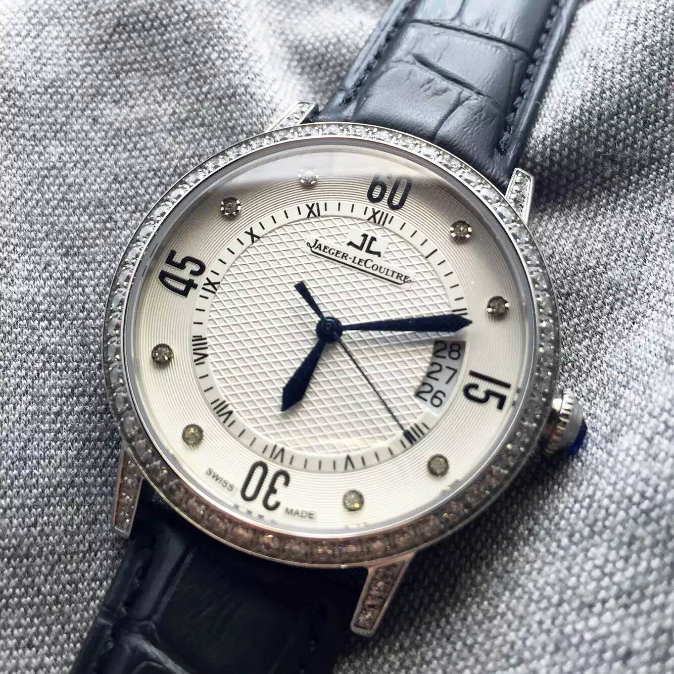 積家搭載2824雕花機芯