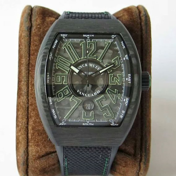 法穆蘭 Franck Muller 透過特殊處理工序將碳纖維的優雅與夜光粒子的特性完美糅合呈現宇宙般的景象 碳纖維錶盤